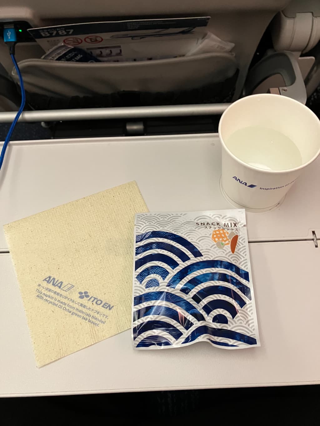 ANAのお茶とミックスナッツ