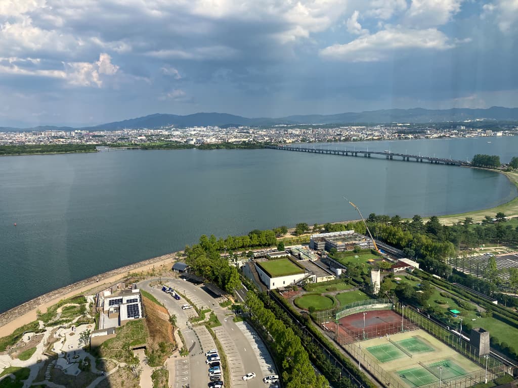びわ湖大津プリンスホテルの部屋からの朝の風景