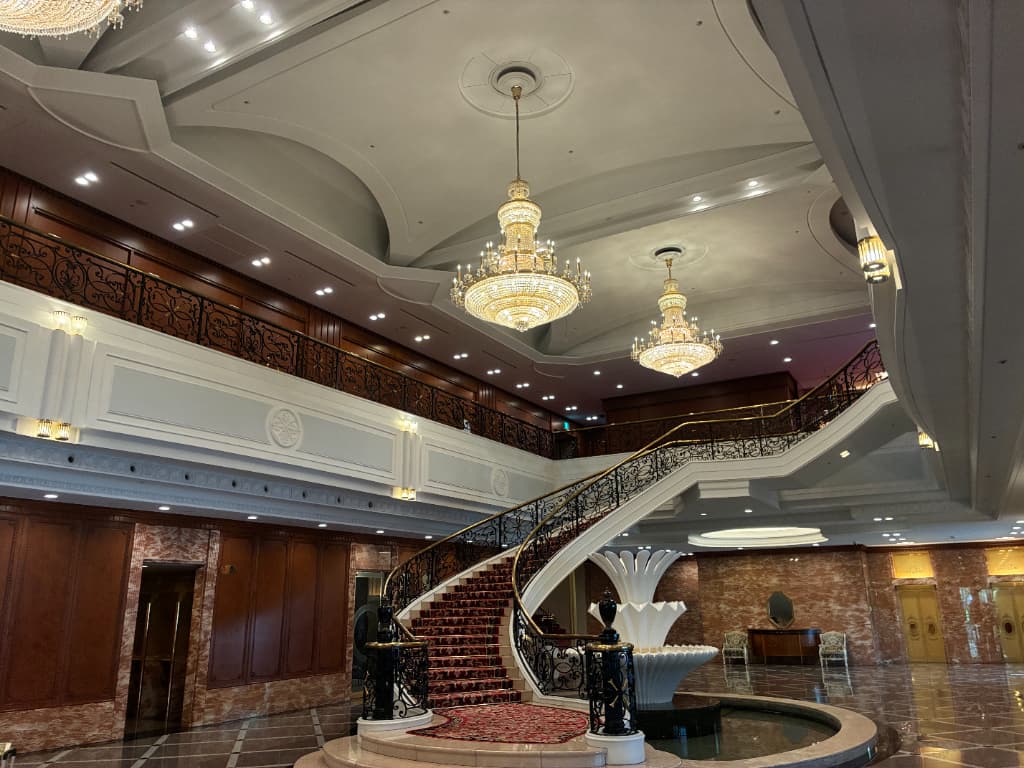 ホテルスプリングス幕張プレミアの豪華なロビー